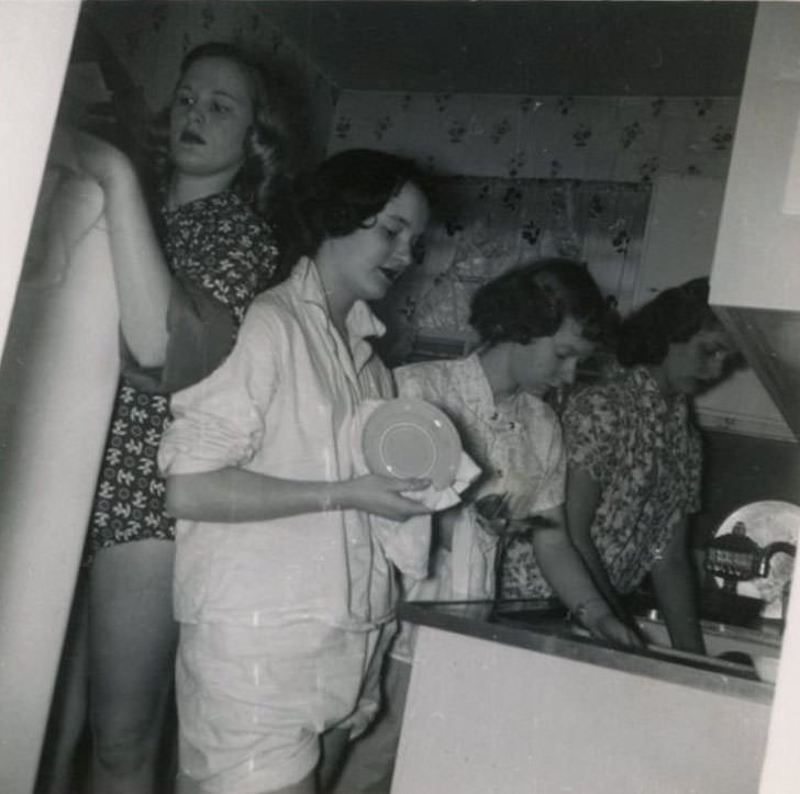 What Kitchens looked like in the 1950s Through These Cool Vintage Photos
