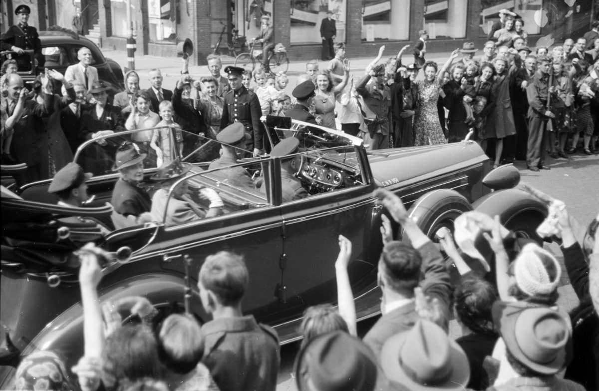 Entry of Queen Wilhelmina in The Hague