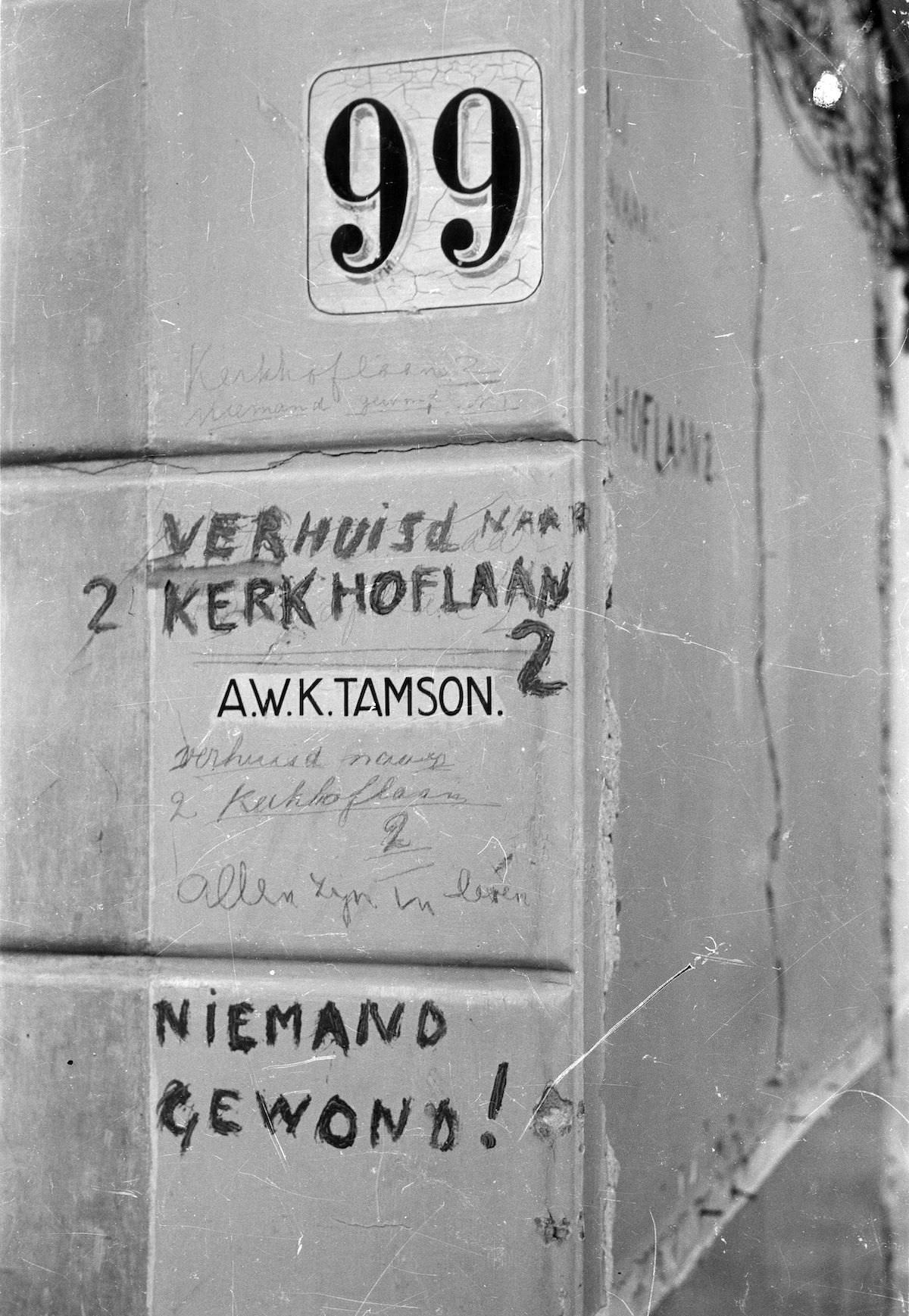Inscription next to the front door of the house at 99 Riouwstraat in The Hague after a V2 impact on January 25, 1945. The residents, Family A.