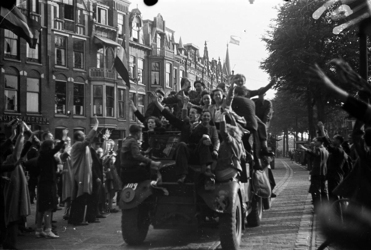A frenzied crowd on the corner of Groot Hertoginnelaan and Obrechtstraat in The Hague greeted the incoming vehicles of the Princess Irene brigade in the early evening on 8 May 1945.