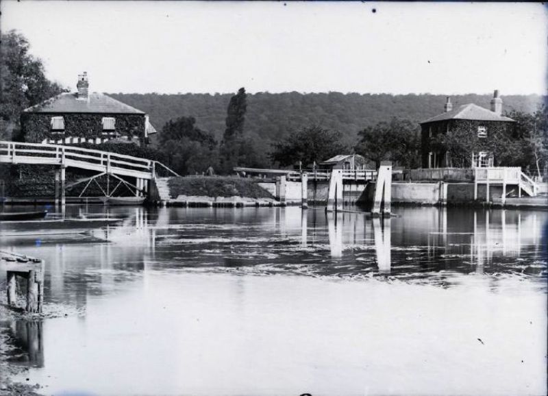 Riverside cottage and lock, Marlow