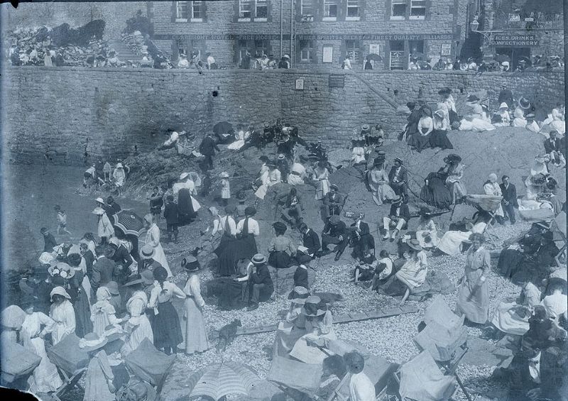 Weston-Super-Mare. Crowded beach in front of the Claremont Hotel