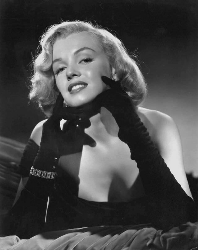 Glamorous Photos of Marilyn Monroe during the filming of 'The Asphalt Jungle (1950)'