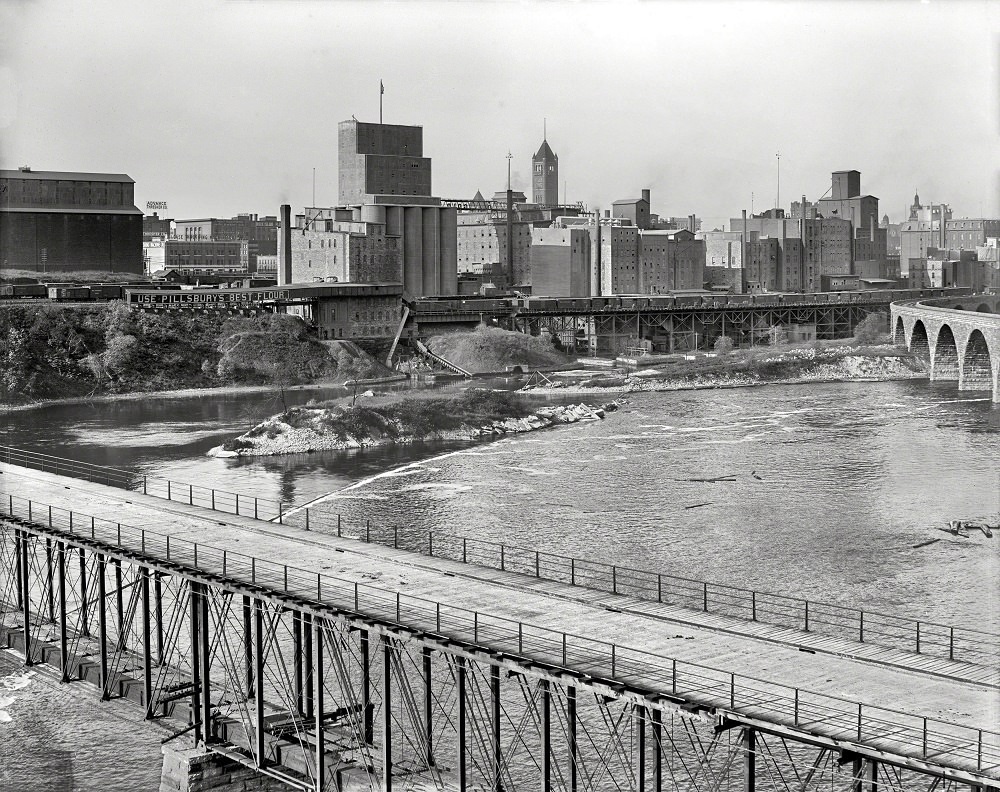St. Anthony's Falls and the milling district, Minneapolis circa 1908