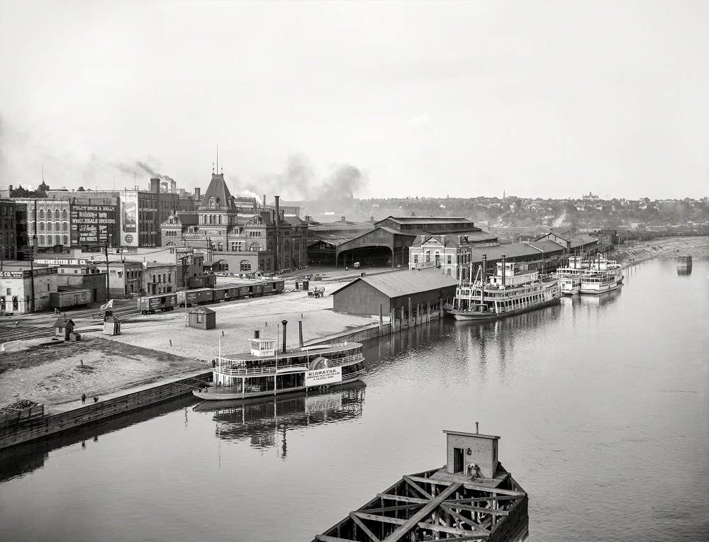 Union Depot and steamboat landing at foot of Jackson Street, St. Paul, Minnesota, 1905