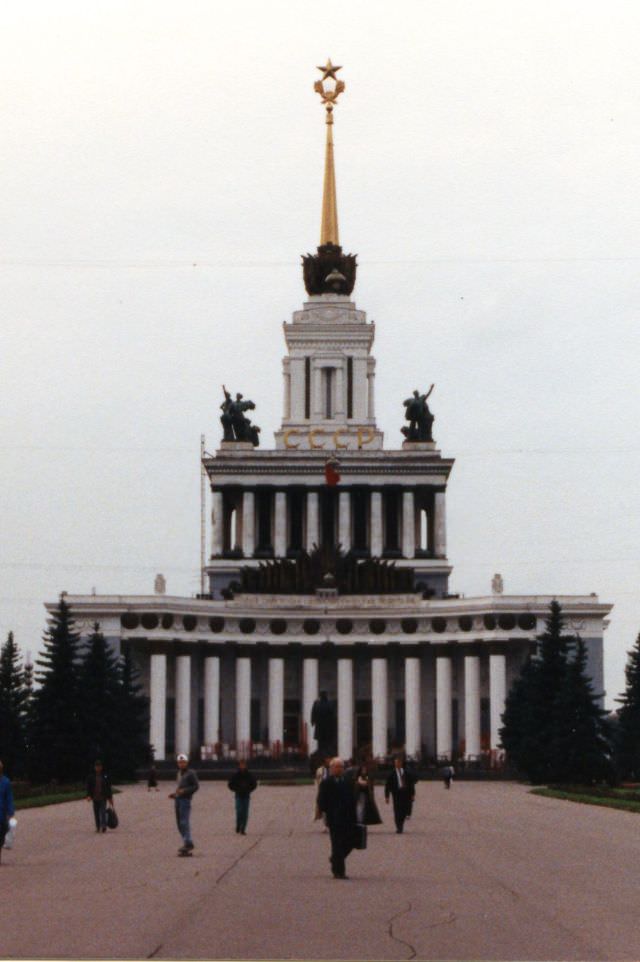 Monument, Moscow, 1990