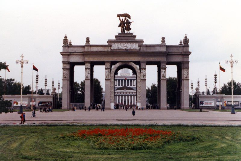 Monument, Moscow, 1990