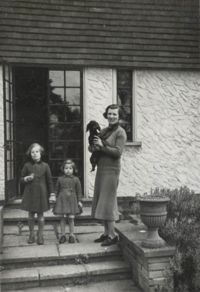 Beautiful Photos of People Posing with their Adorable Dachshunds from the early 1900s