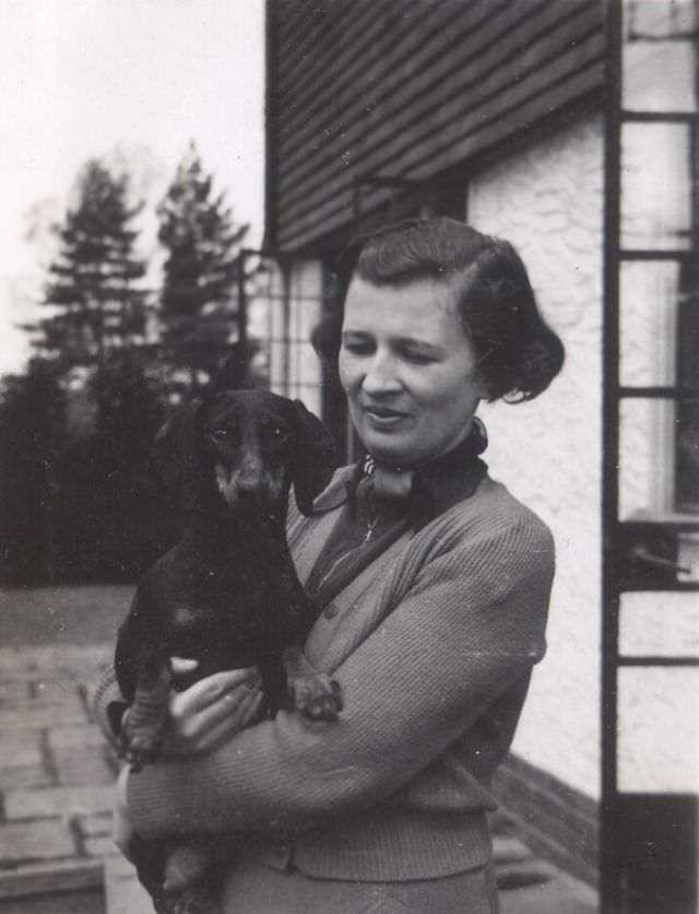 Beautiful Photos of People Posing with their Adorable Dachshunds from the early 1900s