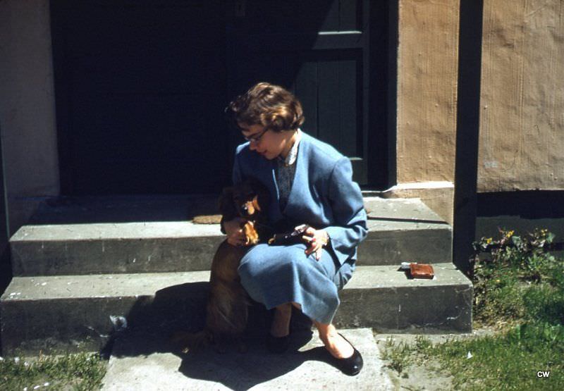 Beautiful Photos of People Posing with their Adorable Dachshunds from the early 1900s