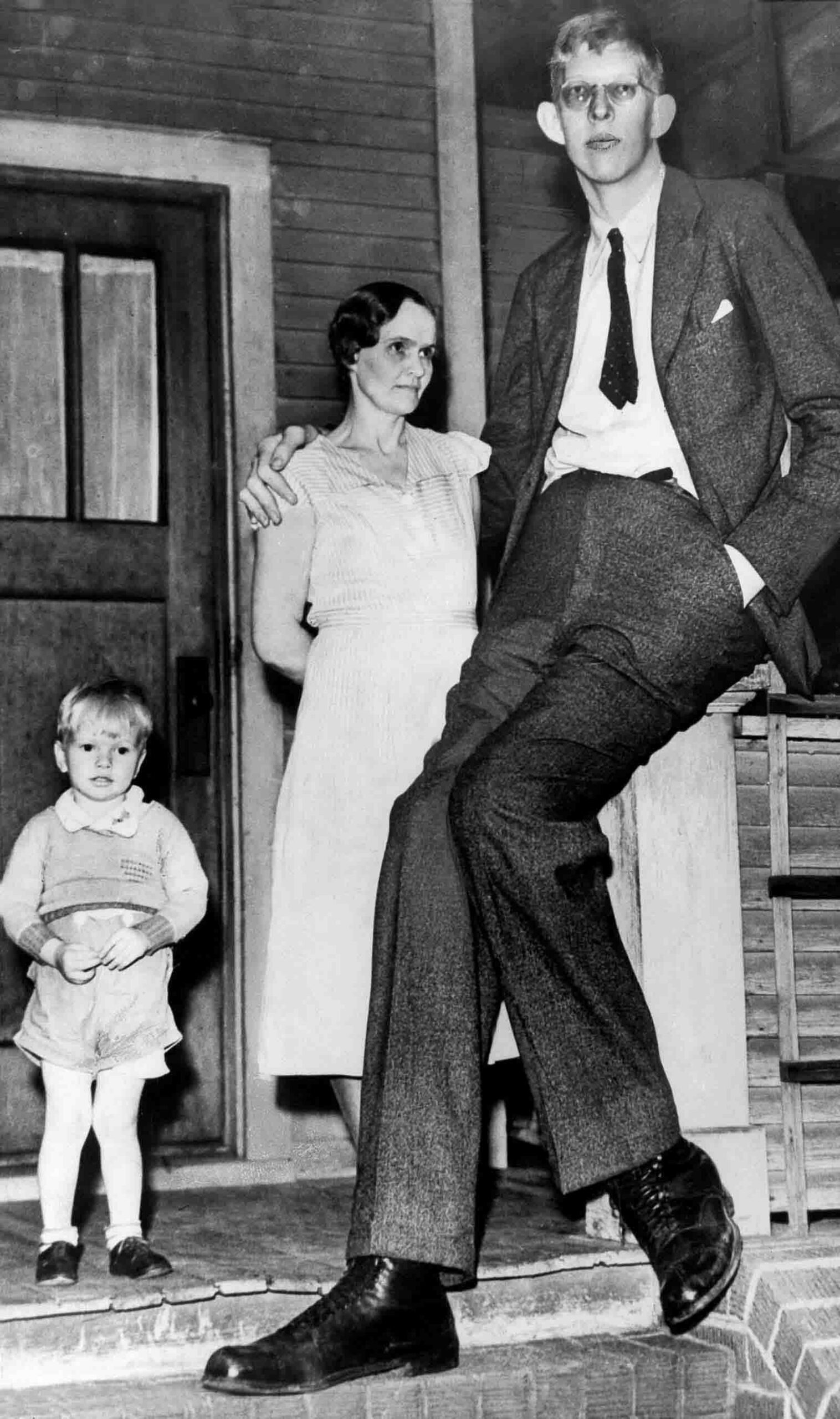 Wadlow with his mother and brother, 1935.