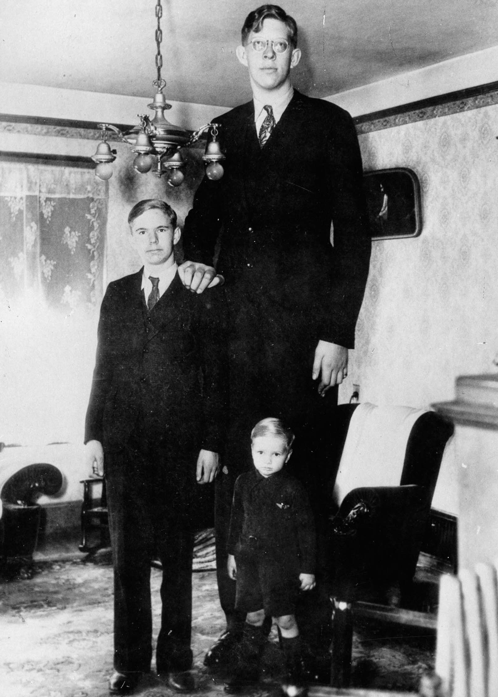 Wadlow at age 17 with his brothers.