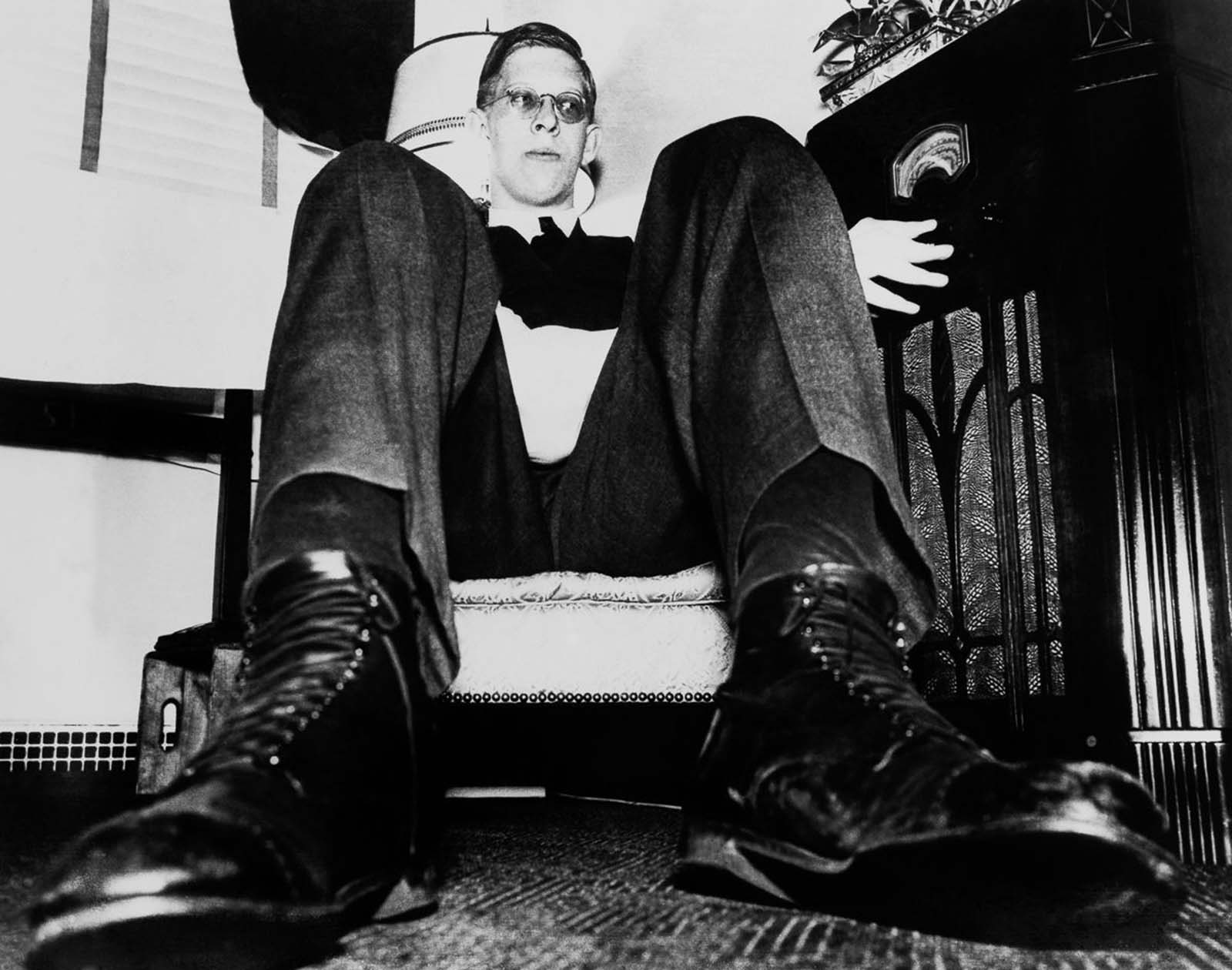 Robert Wadlow: Life Story and Photos of World's Tallest Man in History