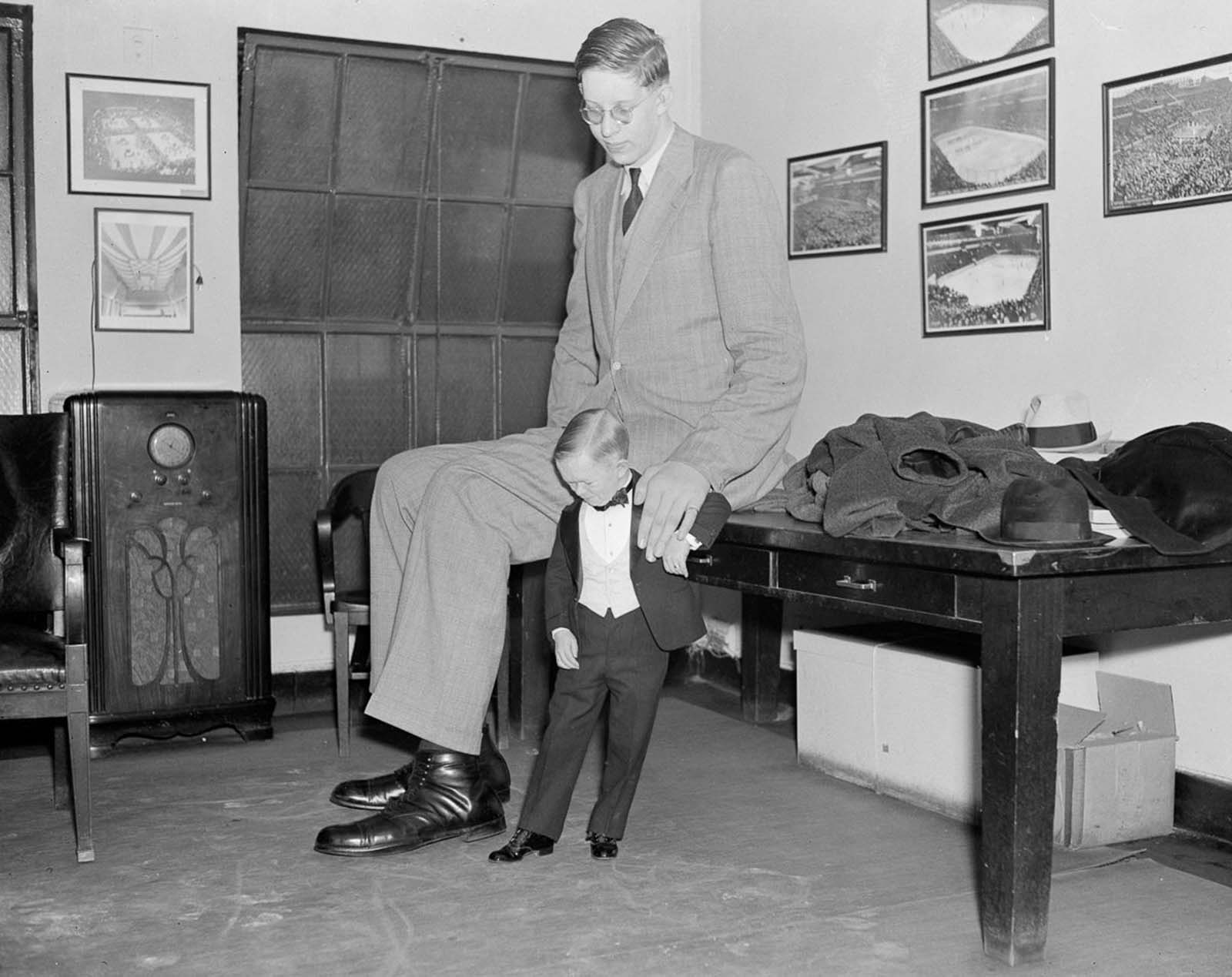 “Major Mite” compares his size 4 shoes with Wadlow’s size 36, 1937.