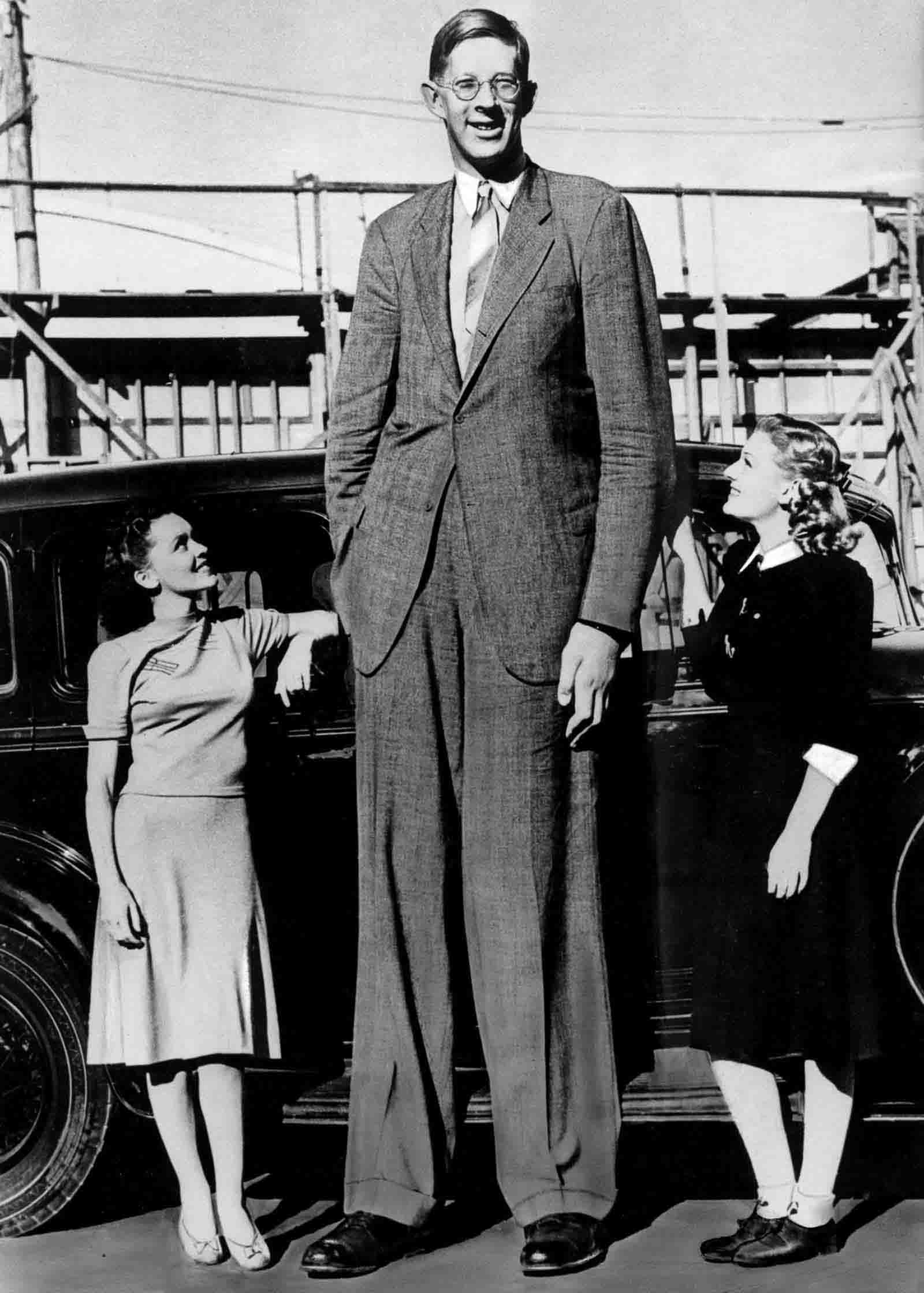 Robert Wadlow: Life Story and Photos of World's Tallest Man in History