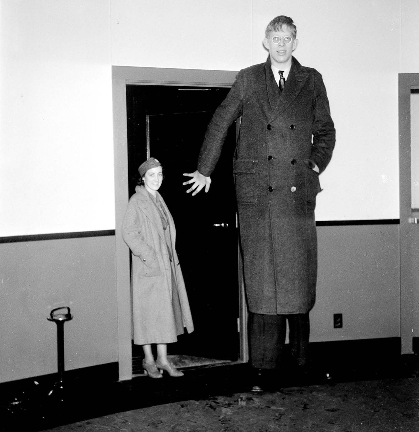 Robert Wadlow: Life Story and Photos of World's Tallest Man in History