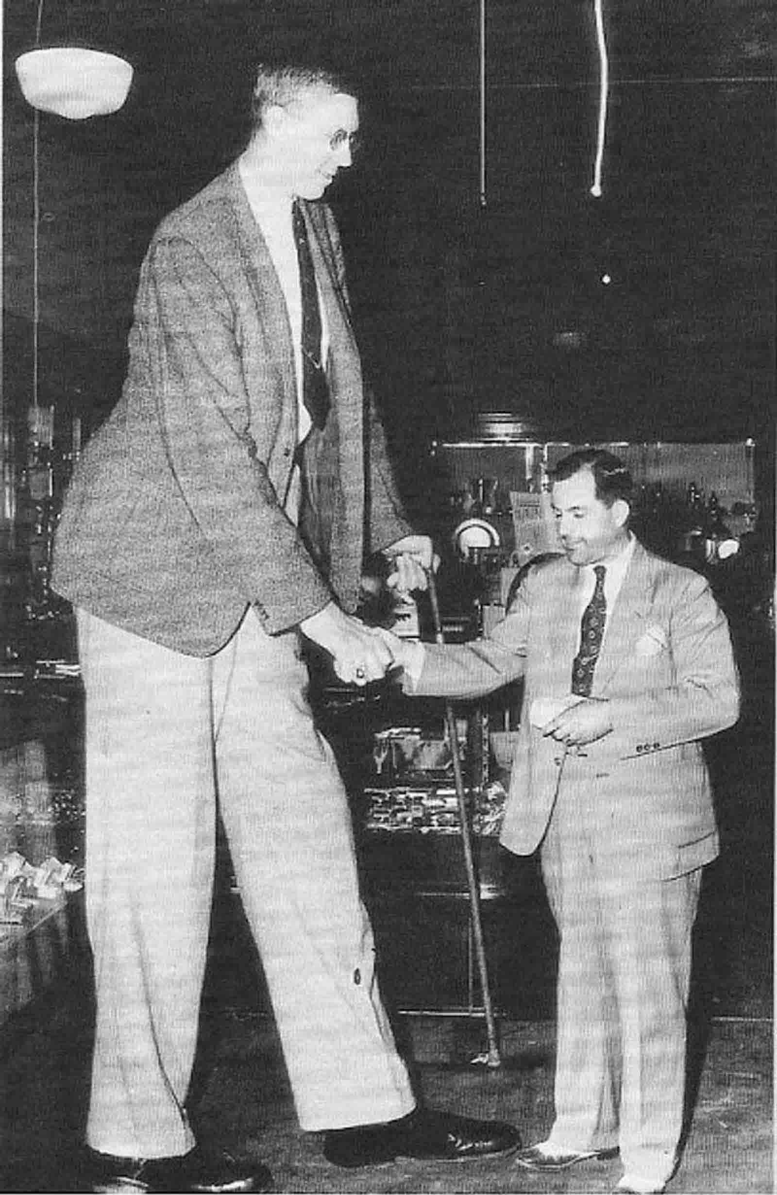 Robert Wadlow: Life Story and Photos of World's Tallest Man in History