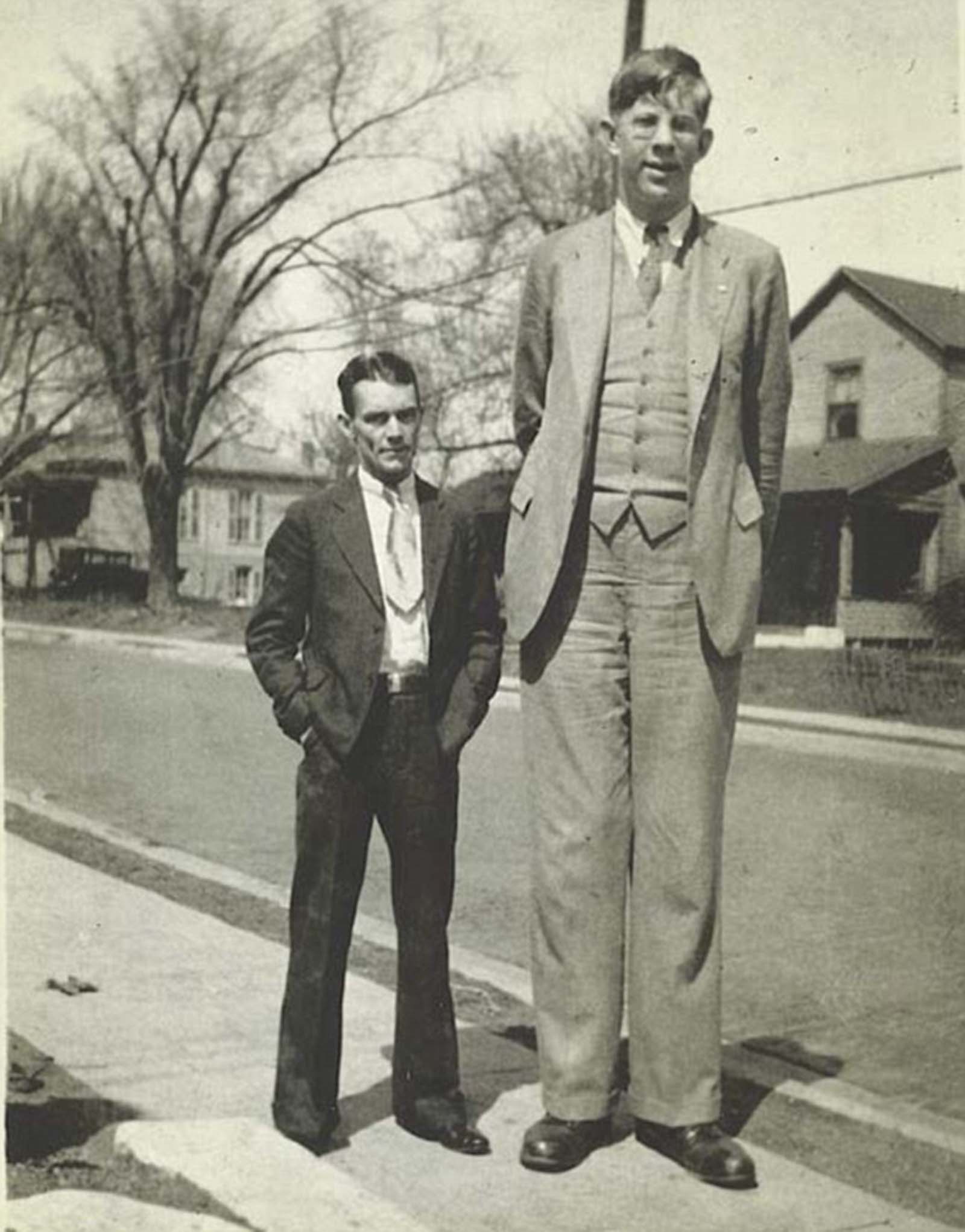 Robert Wadlow: Life Story and Photos of World's Tallest Man in History