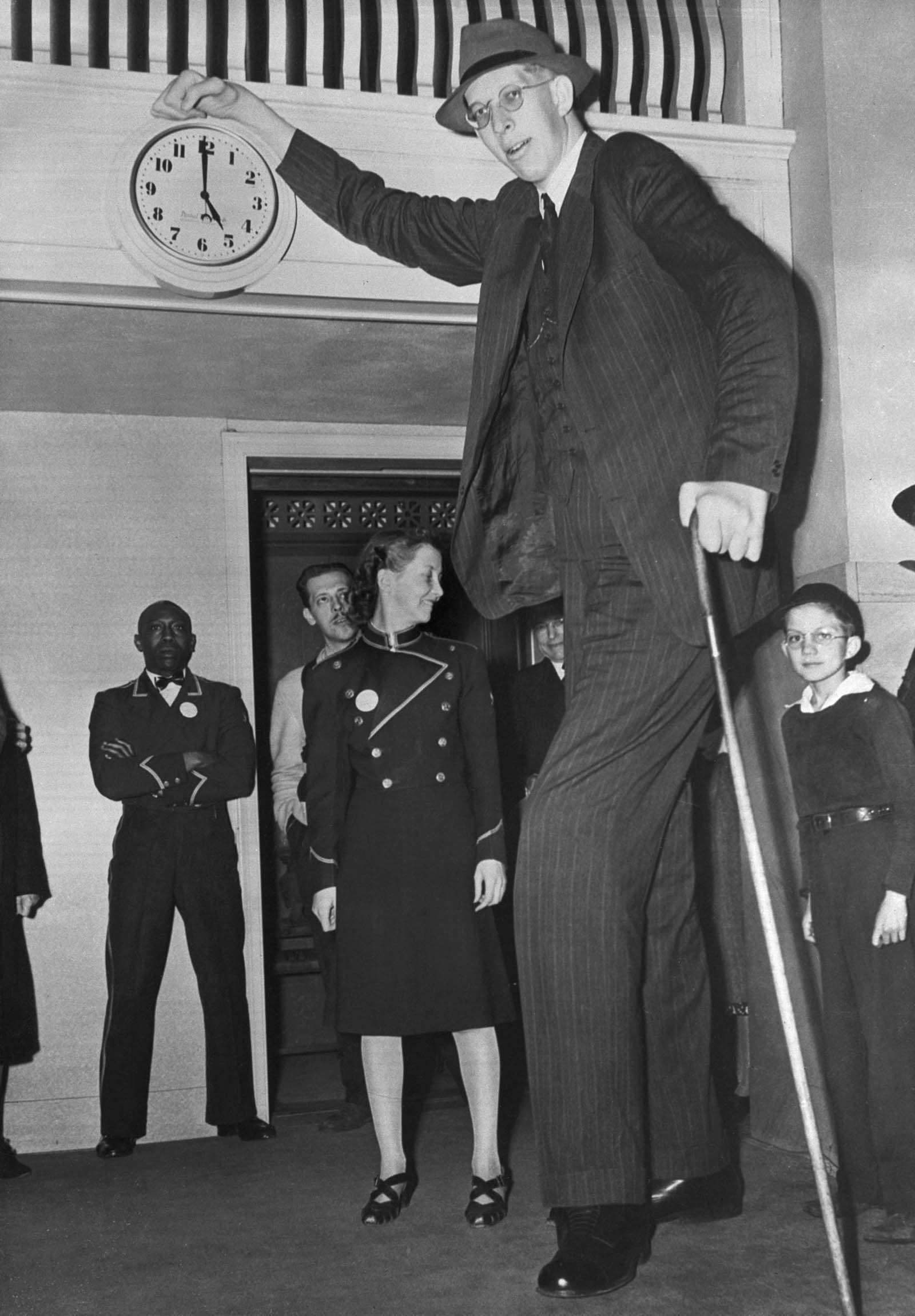 Robert Wadlow: Life Story and Photos of World's Tallest Man in History