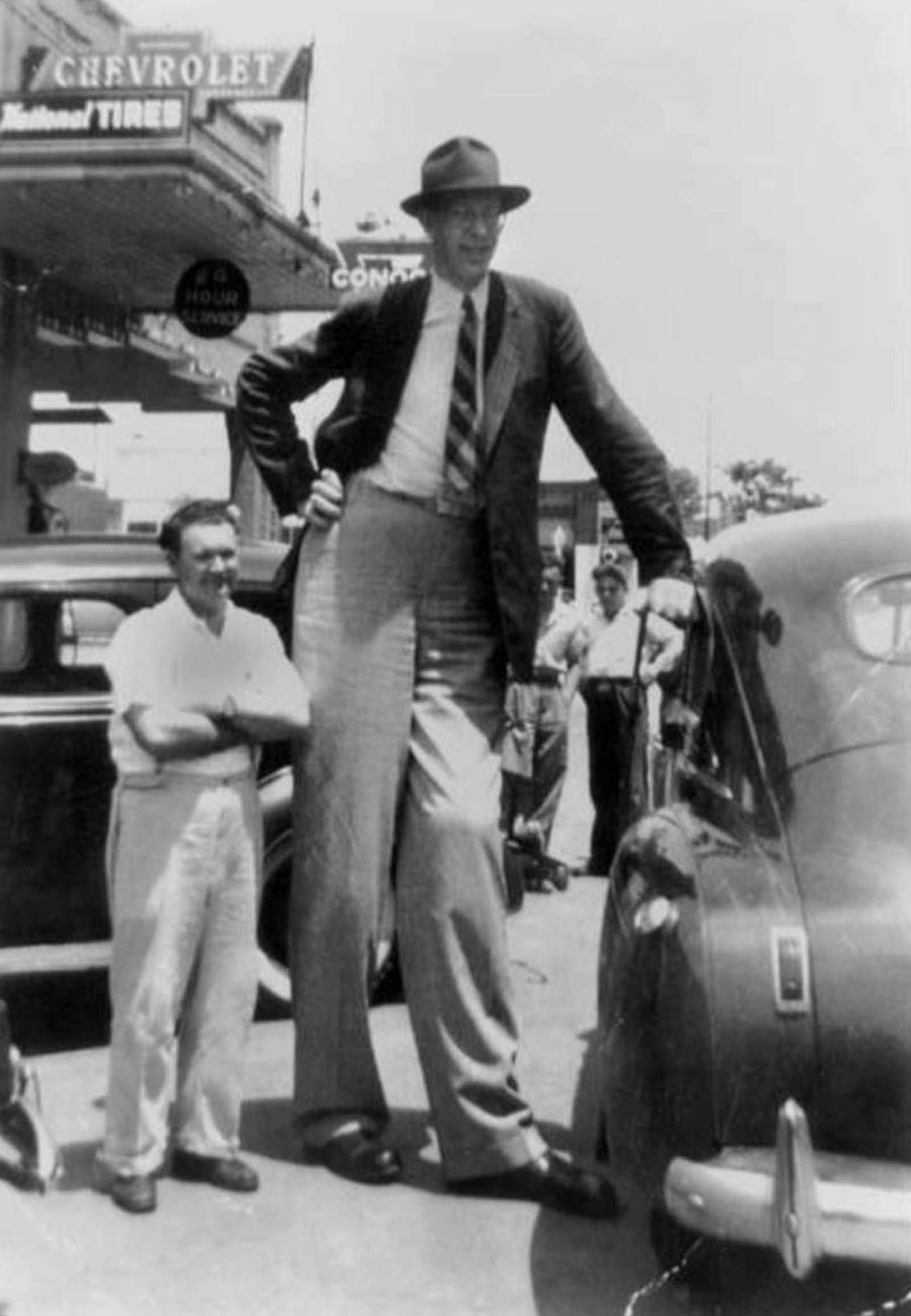 Robert Wadlow: Life Story and Photos of World's Tallest Man in History