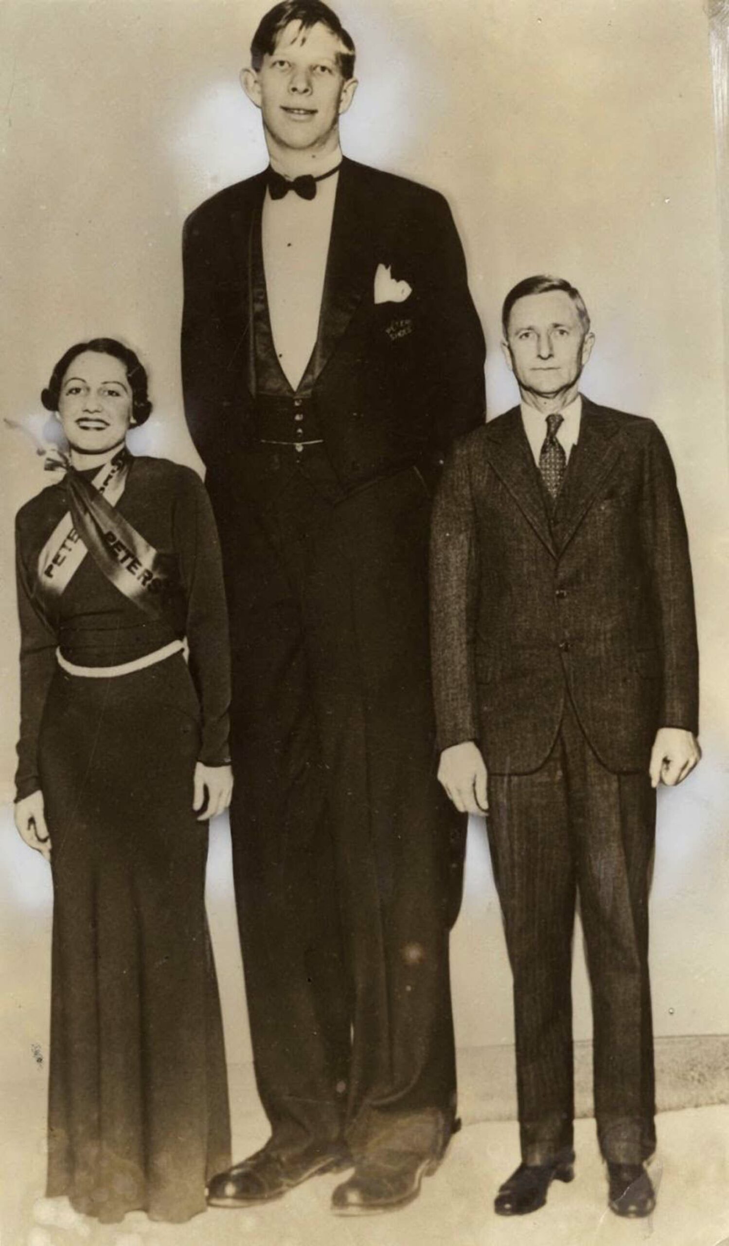 Robert Wadlow: Life Story and Photos of World's Tallest Man in History