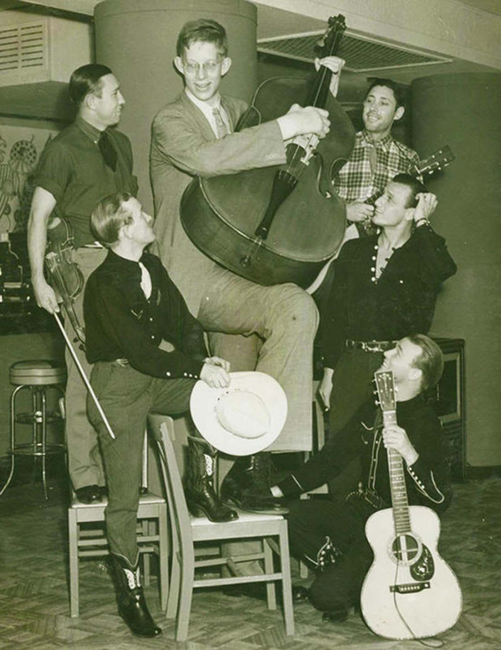 Robert Wadlow posing with the “Sons of the Pioneers” at the Texas Centennial, 1936 .