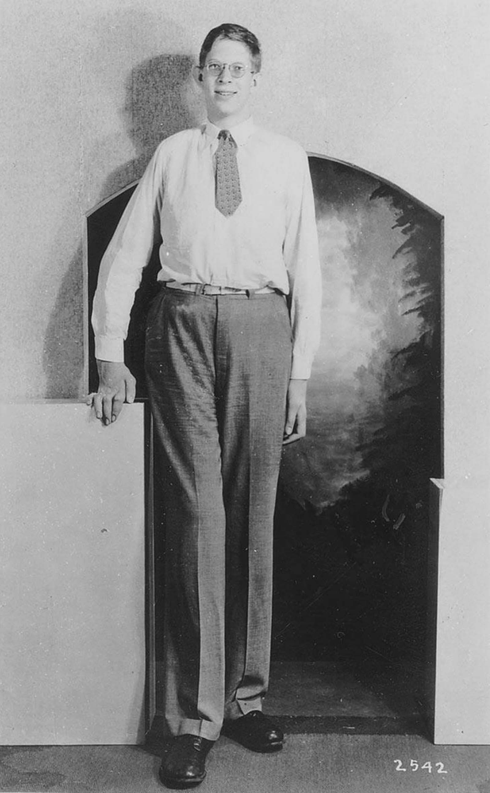 Robert Wadlow: Life Story and Photos of World's Tallest Man in History