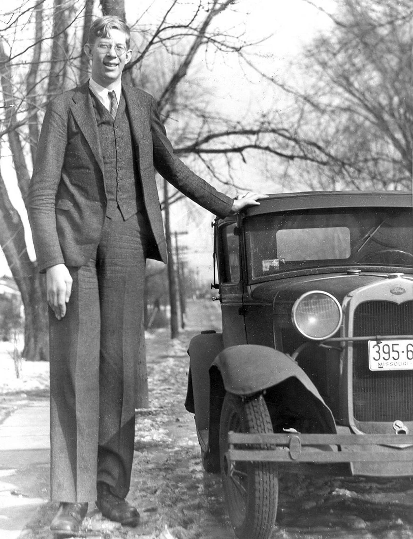 Robert Wadlow: Life Story and Photos of World's Tallest Man in History