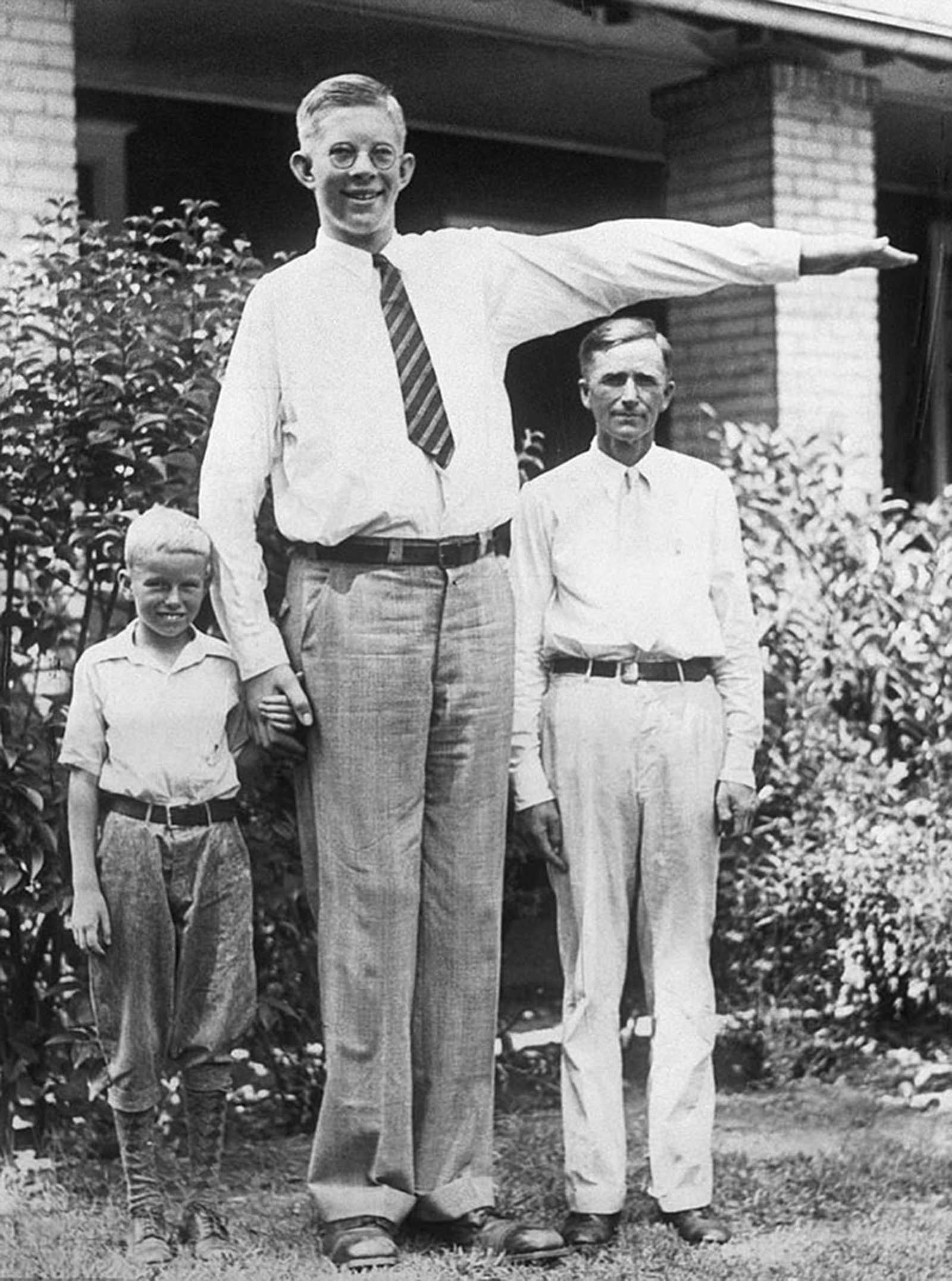 Robert Wadlow: Life Story and Photos of World's Tallest Man in History