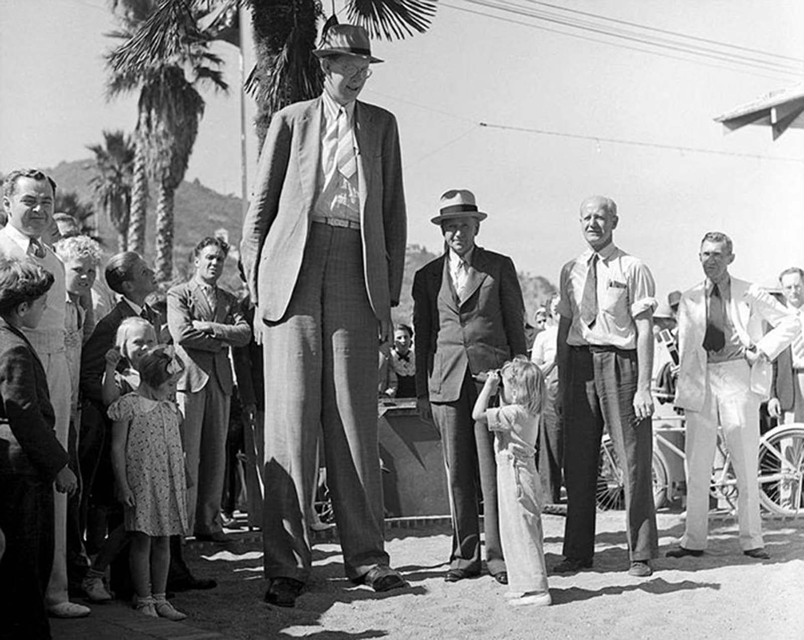 Robert Wadlow: Life Story and Photos of World's Tallest Man in History