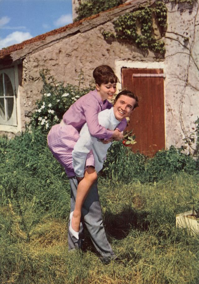 Beautiful Vintage Postcards of Romantic Couples from the 1950s