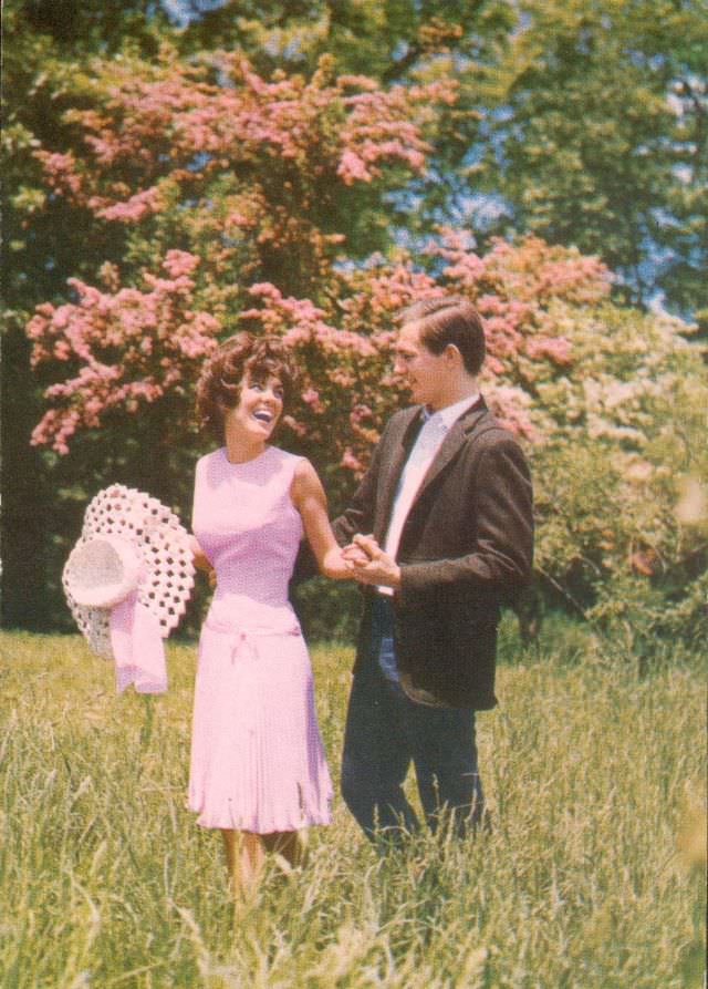 Beautiful Vintage Postcards of Romantic Couples from the 1950s
