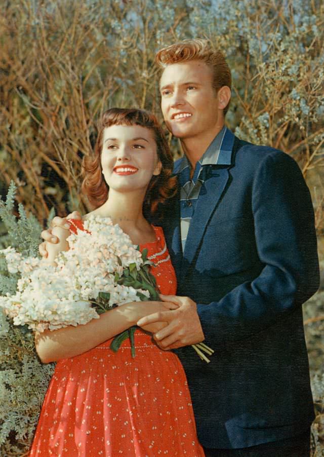 Beautiful Vintage Postcards of Romantic Couples from the 1950s