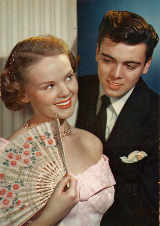 Beautiful Vintage Postcards of Romantic Couples from the 1950s