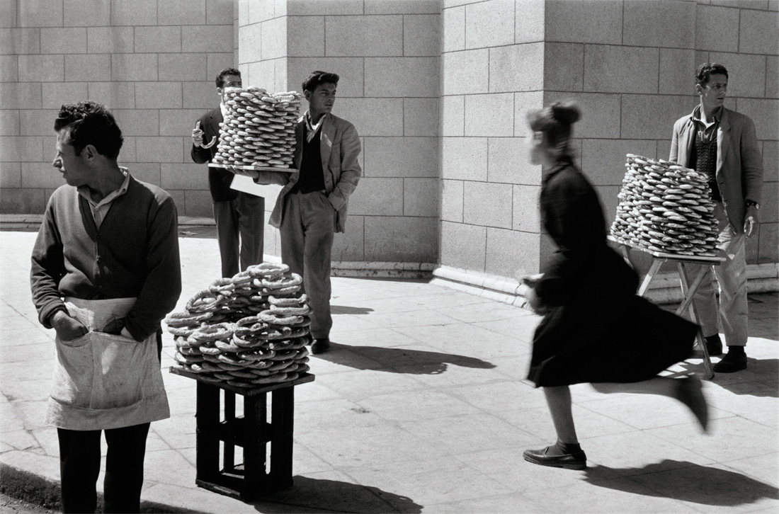 Vendeurs de pain, Athènes (Sellers of bread, Athens) Greece, 1958