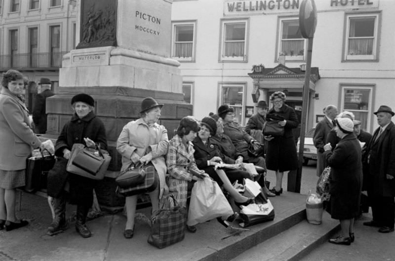 Waiting for a bus beneath the Duke of Wellington monument in Brecon