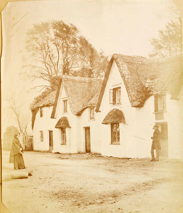 Thatched cottages, Black Pill