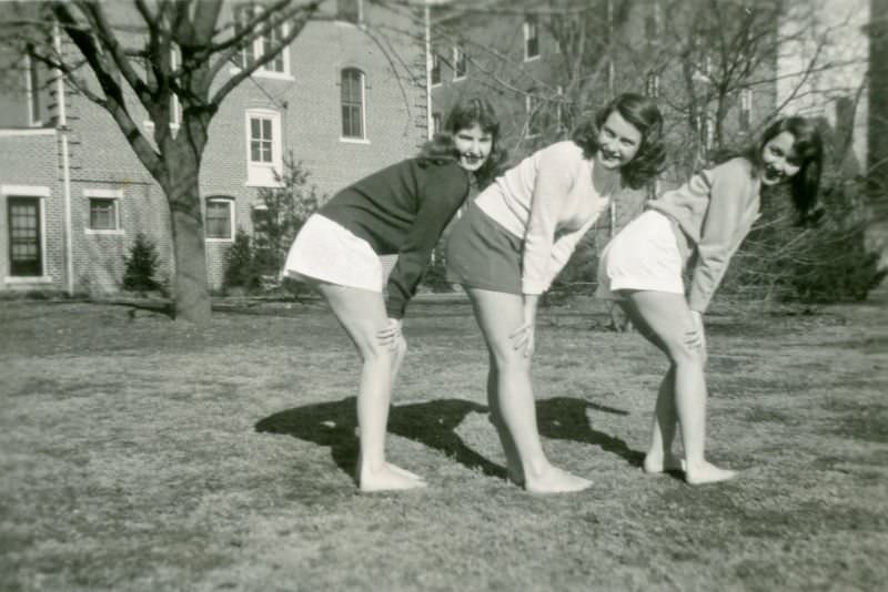 Stunning Photos of Teenage Girls Having a Good time in the 1940s