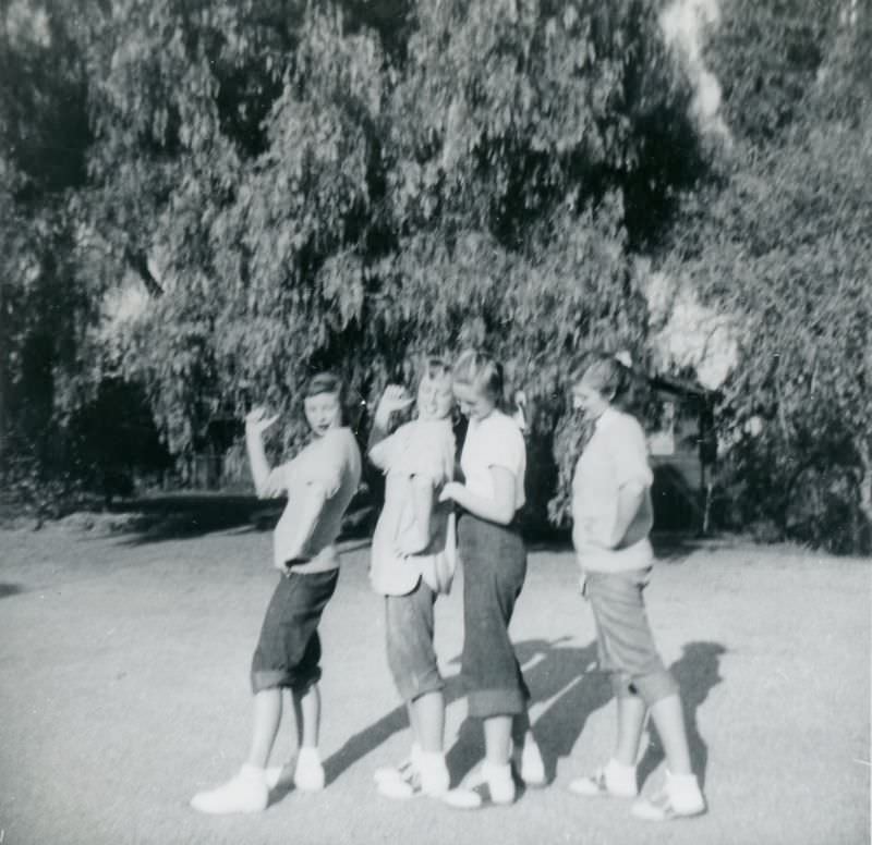 Stunning Photos of Teenage Girls Having a Good time in the 1940s