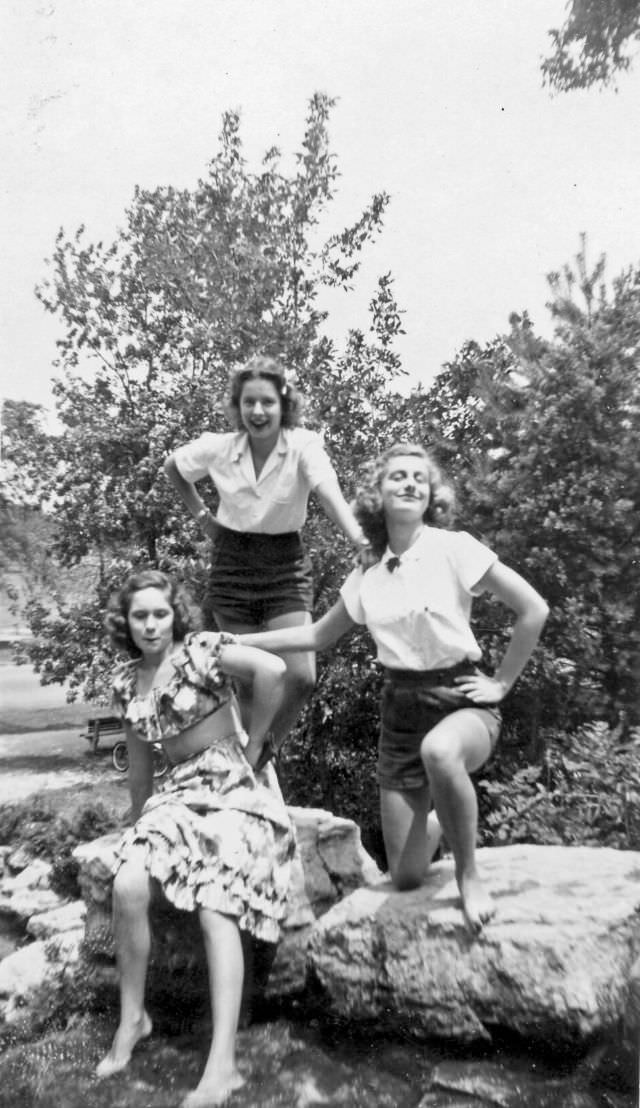 Stunning Photos of Teenage Girls Having a Good time in the 1940s