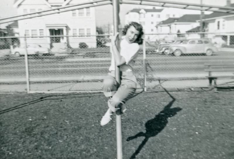 Stunning Photos of Teenage Girls Having a Good time in the 1940s