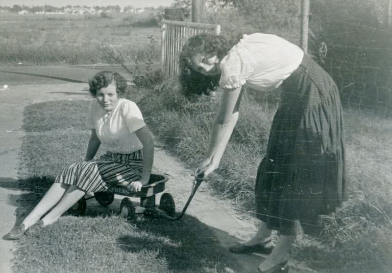 Stunning Photos of Teenage Girls Having a Good time in the 1940s