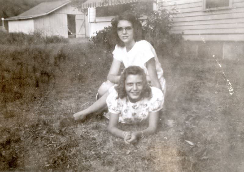 Stunning Photos of Teenage Girls Having a Good time in the 1940s