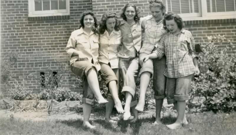 Stunning Photos of Teenage Girls Having a Good time in the 1940s