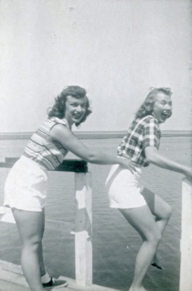 Stunning Photos of Teenage Girls Having a Good time in the 1940s