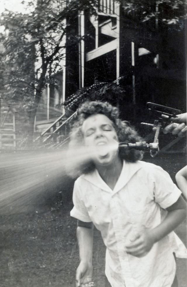 Stunning Photos of Teenage Girls Having a Good time in the 1940s