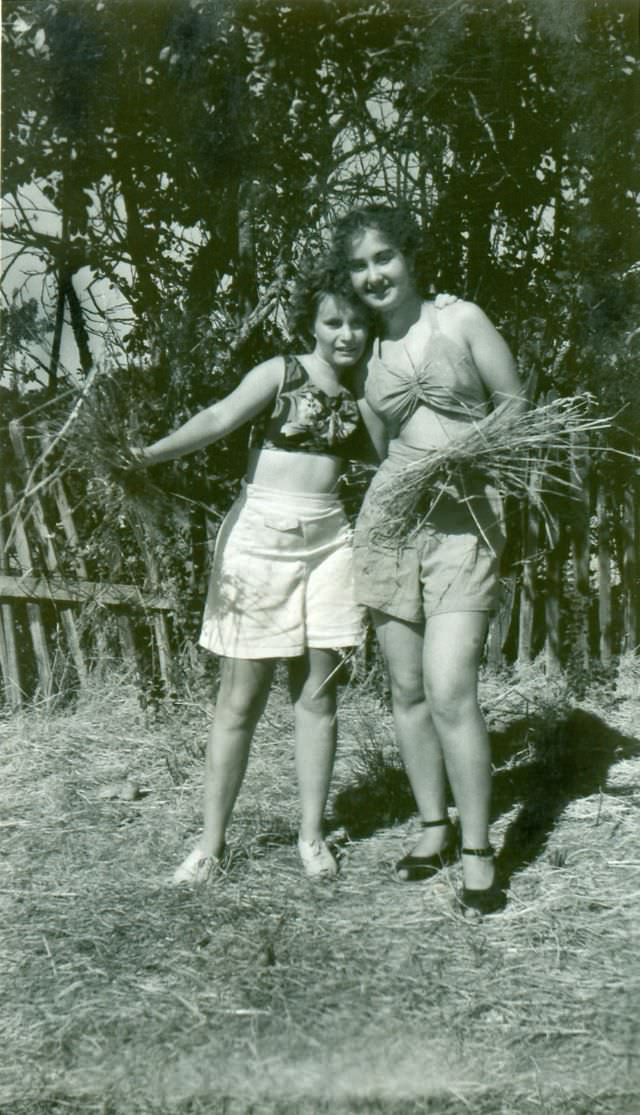 Stunning Photos of Teenage Girls Having a Good time in the 1940s