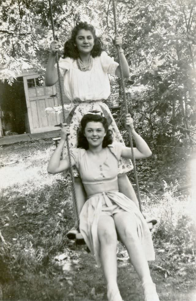 Stunning Photos of Teenage Girls Having a Good time in the 1940s