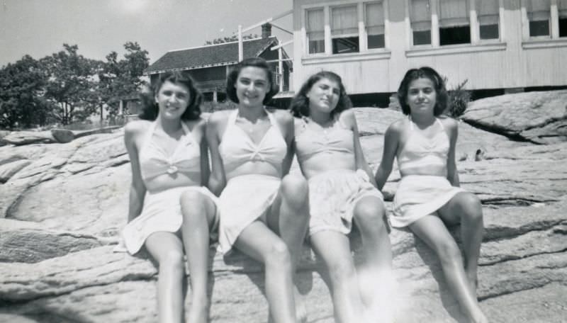 Stunning Photos of Teenage Girls Having a Good time in the 1940s