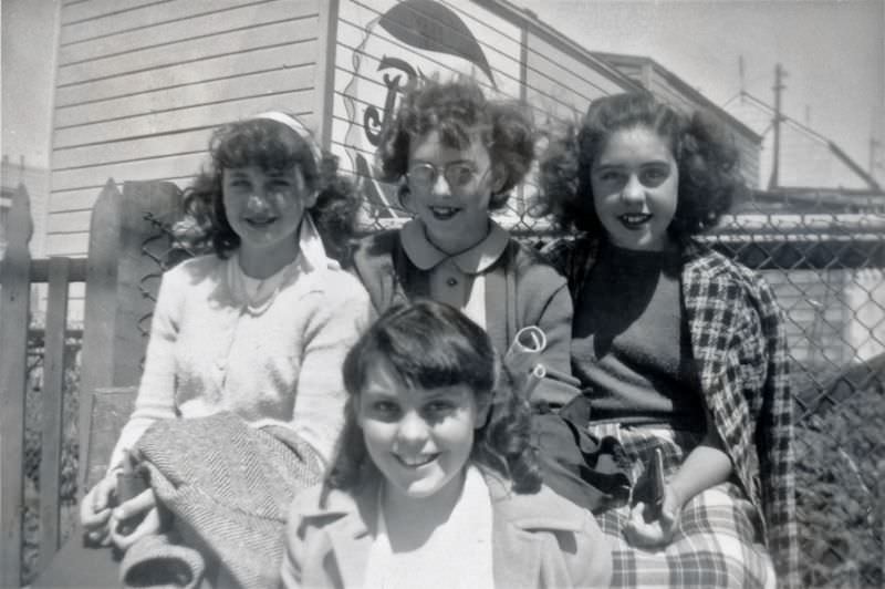 Stunning Photos of Teenage Girls Having a Good time in the 1940s